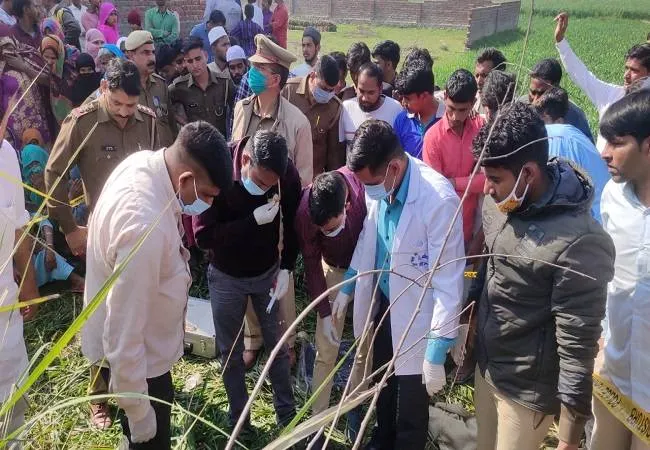 अमरोहा में डबल मर्डर से सनसनी, पांच सौ मीटर की दूरी पर बरामद हुए दोनों शव