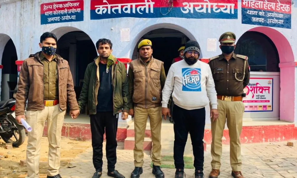 अयोध्या: लग्जरी गाड़ियों की चोरी कर दूसरे राज्य में बेचने वाले अंतर्राज्यीय चोर गिरफ्तार