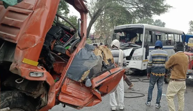 अयोध्या: मिनी बस और डीसीएम की आमने-सामने से भिड़ंत, 13 घायल