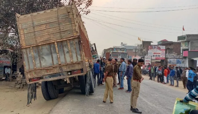 अयोध्या: तेज रफ्तार ट्रक ने बाइक को मारी टक्कर, दो की मौत, एक गंभीर