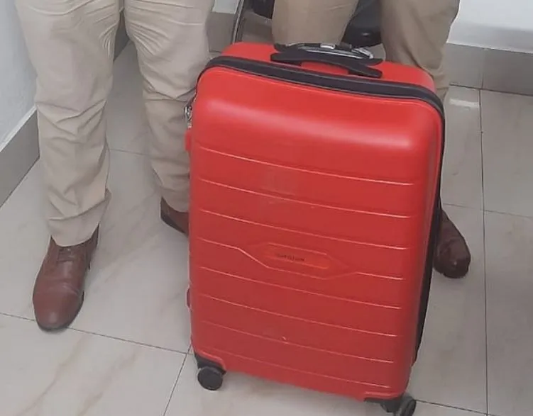कानपुर: ट्रेन में मिला लावारिस बैग, पहुंचे रेलवे अधिकारी, खोला तो उड़ गए होश