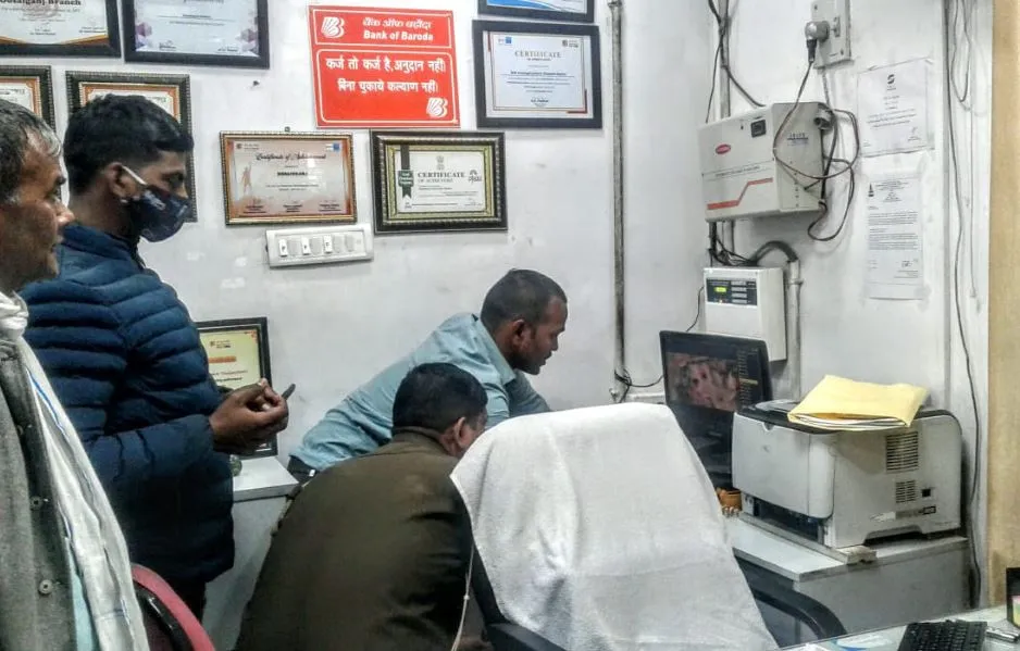 अयोध्या: बैंक में वृद्ध की जेब से गायब हुए रुपये, सीसीटीवी की मदद से जांच में जुटी पुलिस