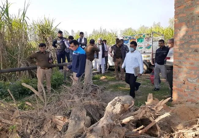 बिजनौर: खेत में पेड़ पर लटका मिला युवक का शव, हत्या का आरोप