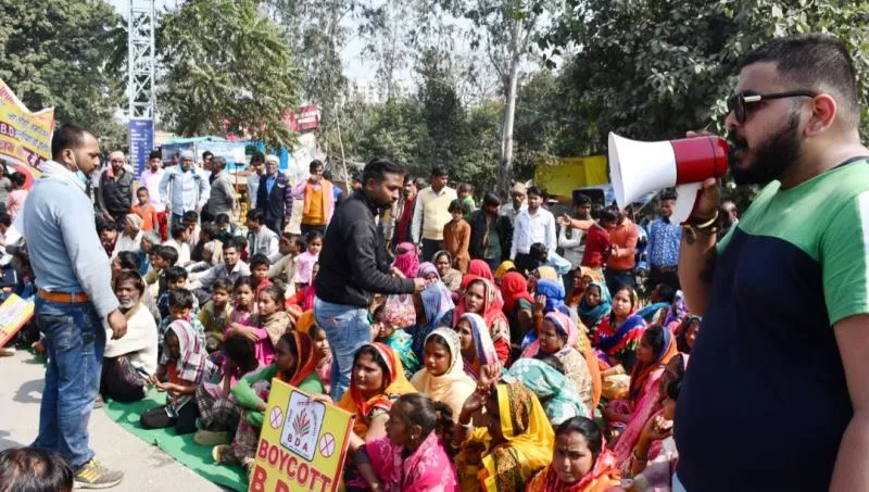 बरेली: बीडीए के खिलाफ धरने पर बैठे बिचपुरी गांव के लोग