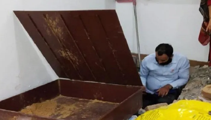 20 फीट की खोदी सुरंग और चोरों ने उड़ा दिया घर से चांदी से भरा संदूक