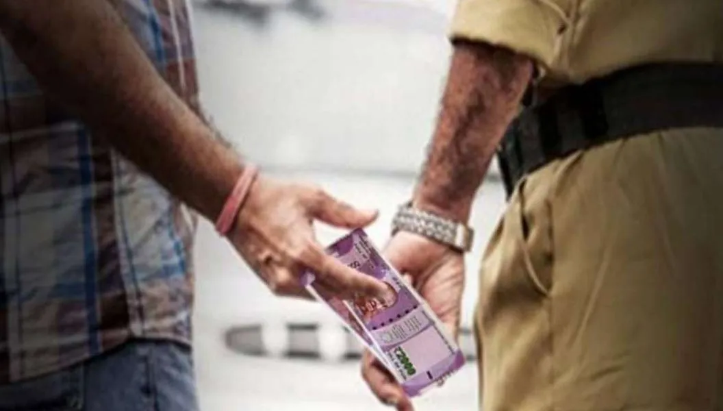 बरेली: रिश्वत लेते पकड़े गए पूर्व चौकी इंचार्ज को बर्खास्त करने की संस्तुति