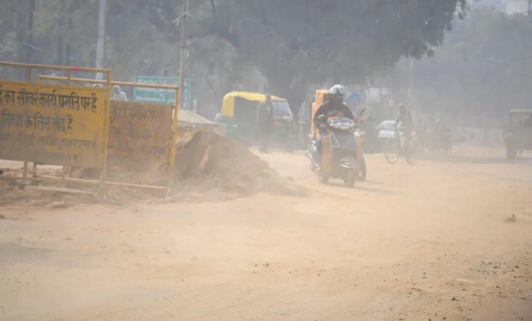 बरेली: खुदी पड़ीं सड़कें, हर तरफ धूल के गुबार