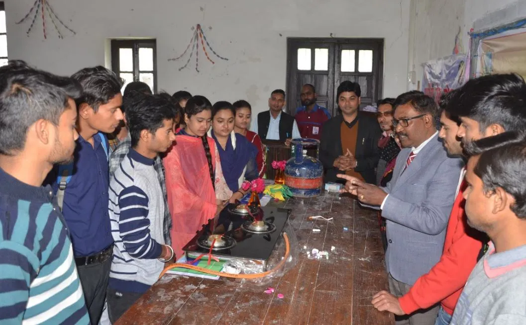 बरेली: सिलिंडर पर लिखे अक्षरों से एक्सपायरी का पता लगाएं