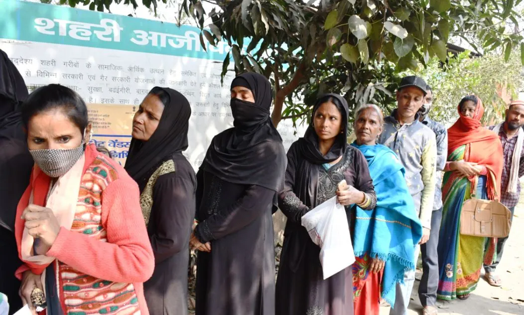 बरेली: चप्पलें घिस गईं, हिम्मत टूट गई…अब तो दे दो आवास