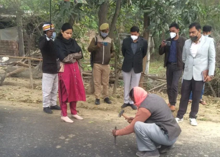 अमेठी: मुख्य विकास अधिकारी ने सड़क निर्माण की परखी गुणवत्ता