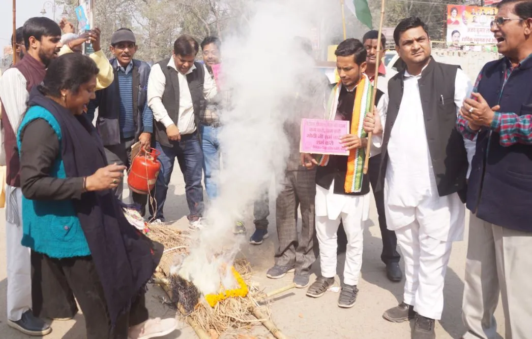 बरेली: कांग्रेस ने निकाली महंगाई की शव यात्रा