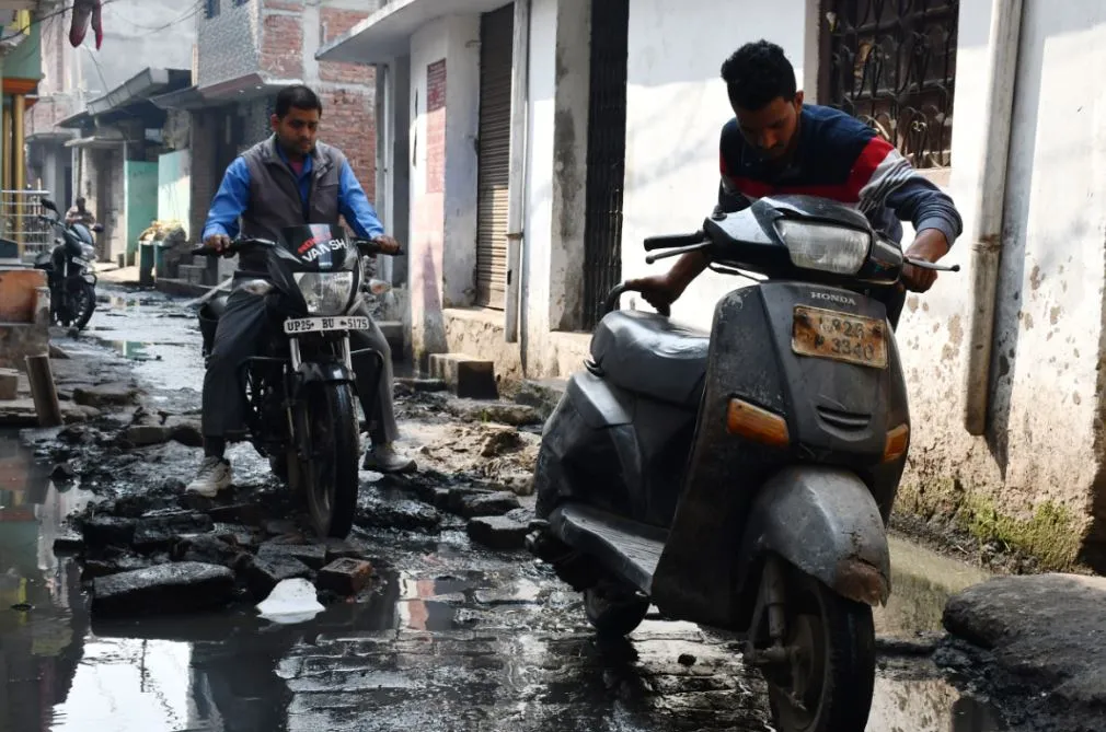 बरेली: दो वार्डों के सीमा विवाद में फंसी सड़क, तीन साल से है उखड़ी