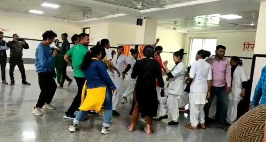 बरेली: कमर तेरी लेफ्ट राइट, कोरोना से ये कैसी फाइट, 300 बेड में लगे ठुमके, क्लिक कर पढ़ें पूरी खबर