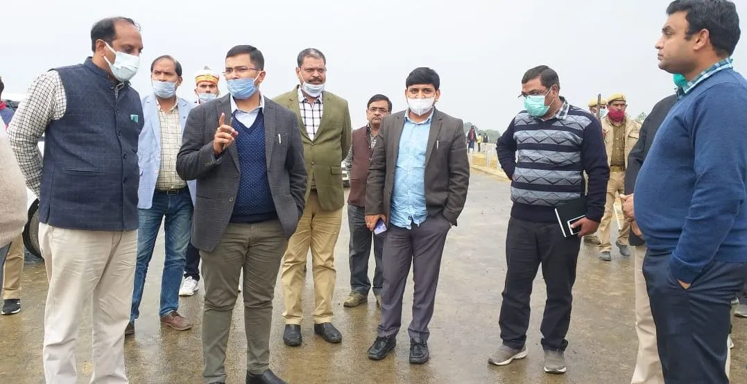 अमेठी: निर्माणाधीन पूर्वांचल एक्सप्रेस-वे का डीएम ने किया निरीक्षण