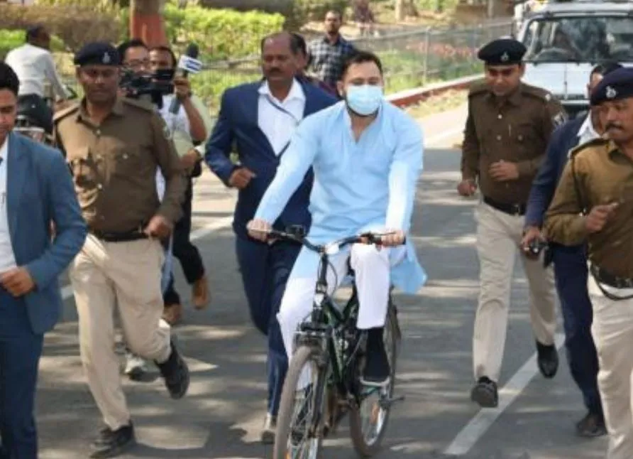 साइकिल से विधानसभा पहुंचे तेजस्वी, पेट्रोल-डीजल के बढ़ते दामों का किया विरोध