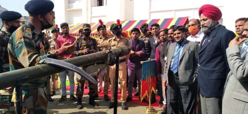 अयोध्या: भारतीय सेना ने लगाई सैन्य उपकरणों की प्रदर्शनी, छात्र हुए रोमांचित