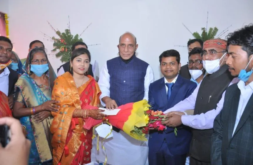 राजनाथ सिंह ने निभाया पिता का फर्ज, गोद लिये बेटे की शादी में पहुंच कर दिया आर्शीवाद
