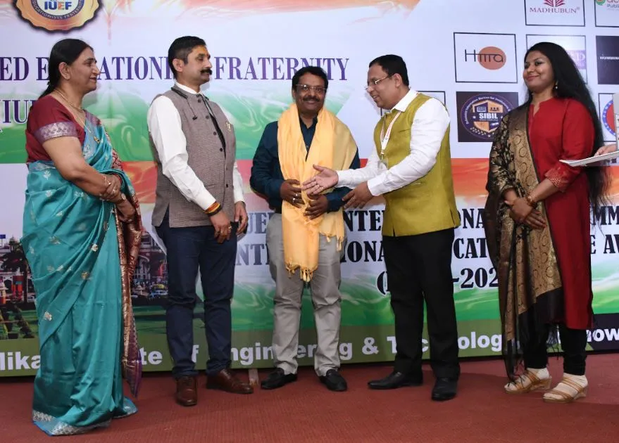लखनऊ इंटरनेशनल पब्लिक स्कूल के प्रबंधक राजेश चौहान को मिला शिक्षा रत्न पुरस्कार