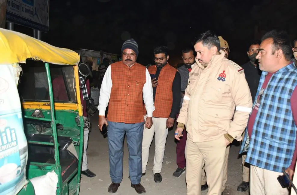 बरेली: ट्रैफिक पुलिस ने चेकिंग के दौरान पकड़ा मांस से भरा टेंपो