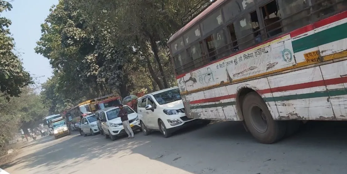 बरेली: निर्माणाधीन लालफाटक ओवरब्रिज पर जिंदगी बनी नरक