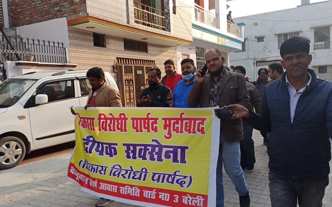 बरेली: बन्नूवाल कॉलोनी की सड़क मरम्मत पर भाजपा पार्षदों में छिड़ी जंग
