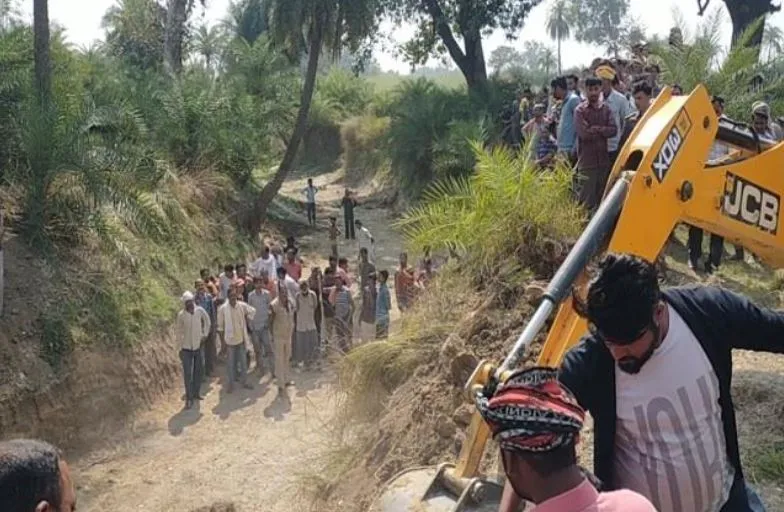 चित्रकूट: मिट्टी का टीला धंसने से दो महिलाओं समेत तीन की मौत, सीएम योगी ने जताया दुख