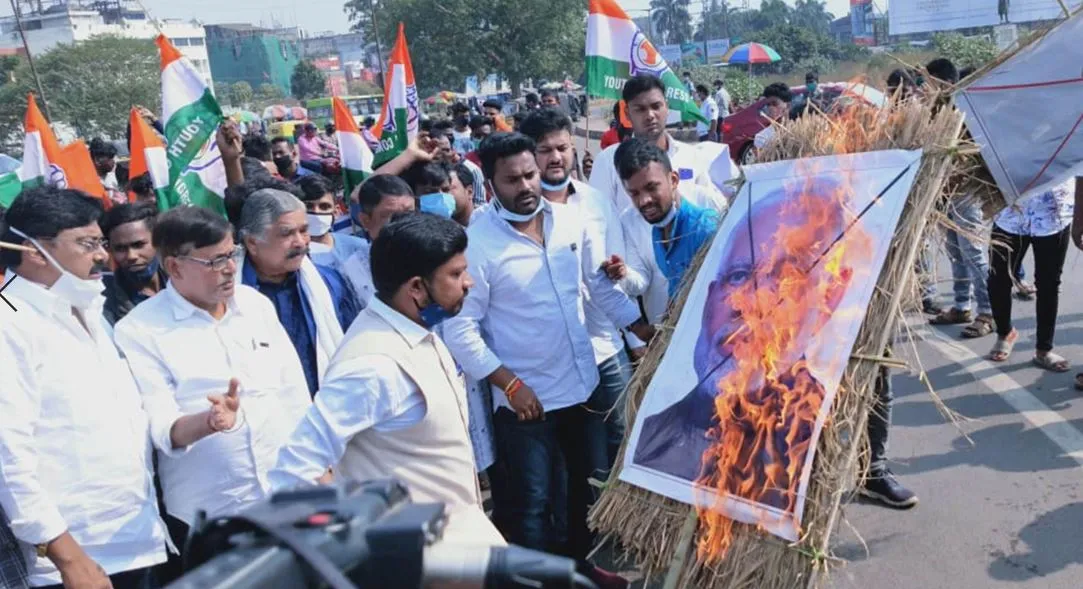 तेल के बढ़ते दामों पर कांग्रेस का हल्ला बोल, प्रदर्शन कर मांगा पट्रोलियम मंत्री का इस्तीफा