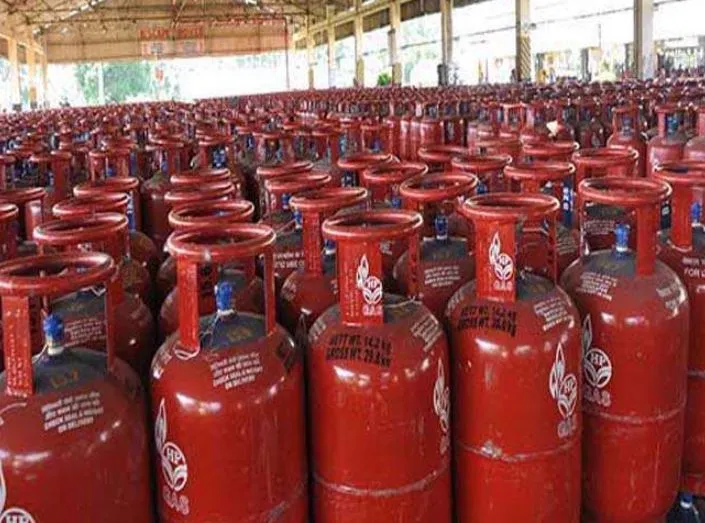 बरेली: महंगी हुई रसोई की आंच, गैस सिलिंडर के दामों में इजाफा