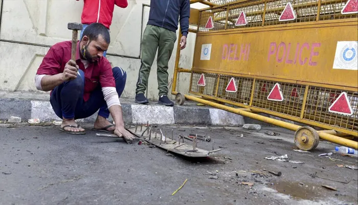 गाजीपुर बॉर्डर पर लगाई गई कीलों का बदला जा रहा स्थान: दिल्ली पुलिस बोली- की जाएगी री-पोजिशनिंग