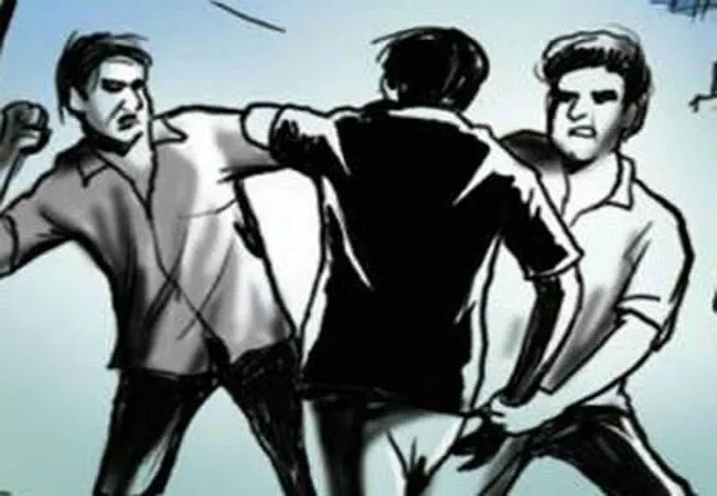 मुरादाबाद: युवकों ने होमगार्ड के बेटे को दौड़ा- दौड़ाकर पीटा, वीडियो वायरल