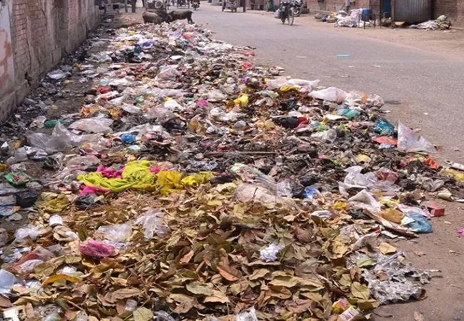 मुरादाबाद : चेतावनी के बाद भी नहीं मान रहे लोग, सड़क पर फेंक रहे कचरा