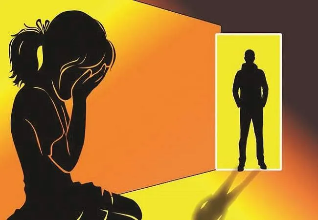 मुरादाबाद: प्यार में धोखा मिलने पर प्रेमी के घर पहुंची युवती, किया हंगामा