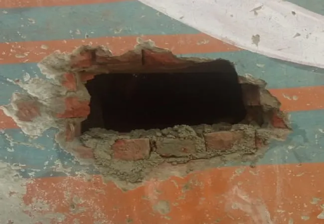 मुरादाबाद : कूमल लगाकर मोबाइल की दुकान में चोरी कर रहे दो युवकों को दबोचा