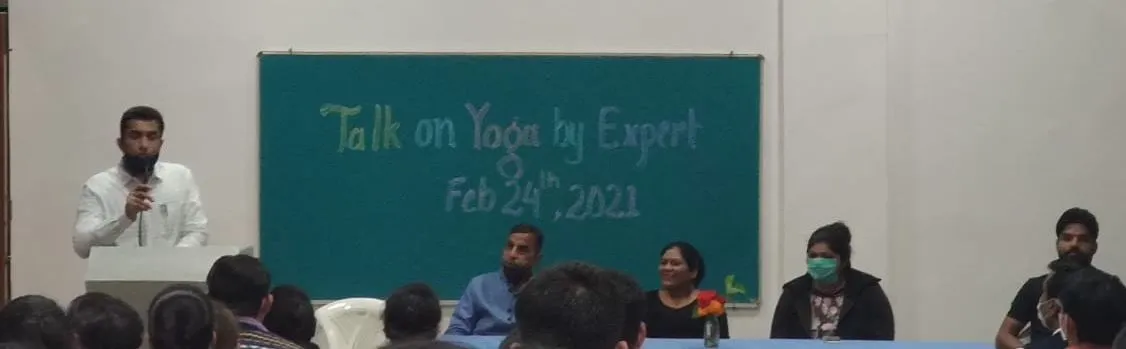 बरेली: डेंटल कॉलेज में छात्र-छात्राओं को योग के लाभ बताए