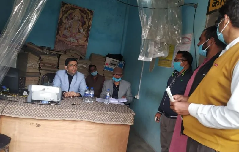 देवरिया: जनसमस्याओं की सुनवाई कर बोले जिलाधिकारी- मौके पर ही निराकरण हो