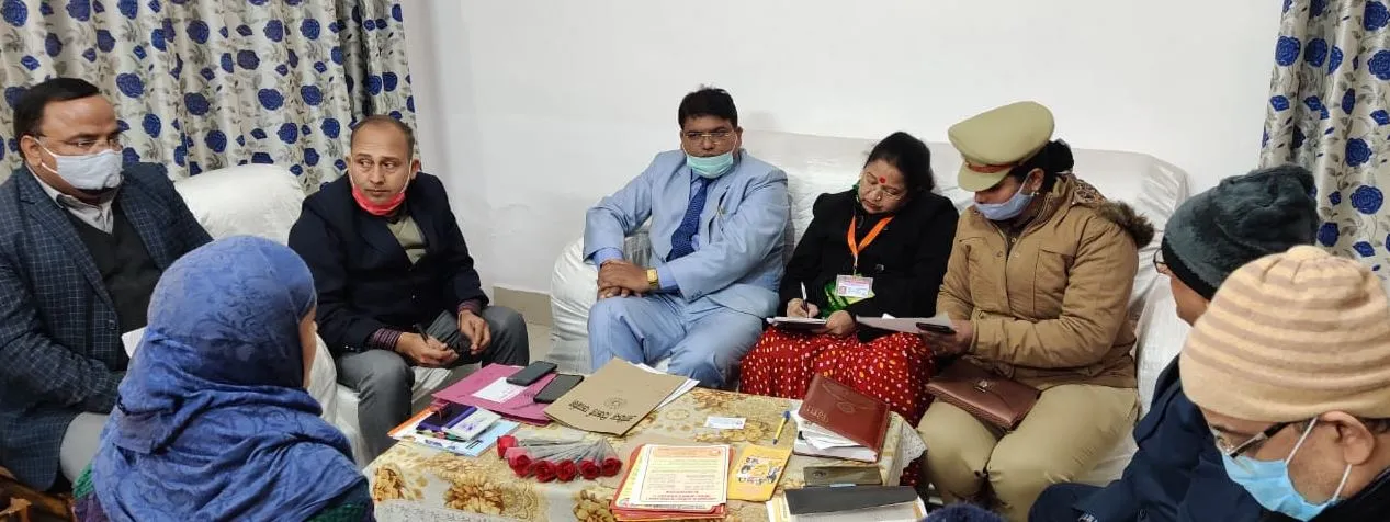 देवरिया: पीड़ित महिलाओं को न्याय दिलाने पहुंची महिला आयोग की सदस्य, अधिकारियों को दिये ये निर्देश
