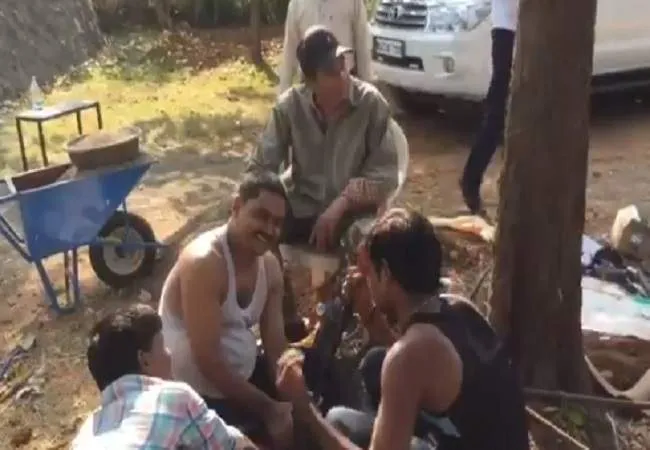 धर्मेंद्र ने साझा किया फार्महाउस पर काम कर रहे लोगों का वीडियो, कहा- दयालु इंसान बने…
