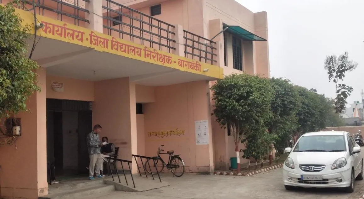 बाराबंकी: सरकारी वाहन हुए खटारा, निजी वाहनों के भरोसे अधिकारी