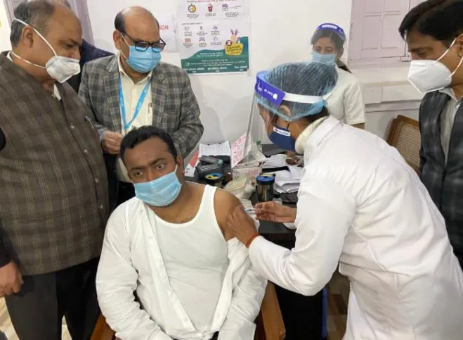बरेली: कलेक्ट्रेट में डीएम ने लगवाई कोरोना वैक्सीन