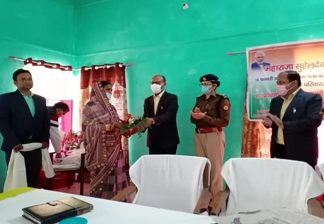 अमरोहा : डीएम व एसपी ने सुहेलदेव की जयंती पर शहीदों के परिजनों को किया सम्मानित