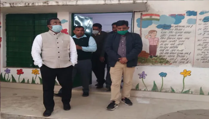 बरेली: डीएम और बीएसए ने किया पूर्व माध्यमिक विद्यालय मॉडल किशोर बाजार का निरीक्षण