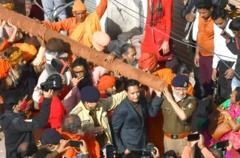 हरिद्वार: धर्मध्वजा स्थापना कार्यक्रम में शामिल हुए मेलाधिकारी दीपक रावत