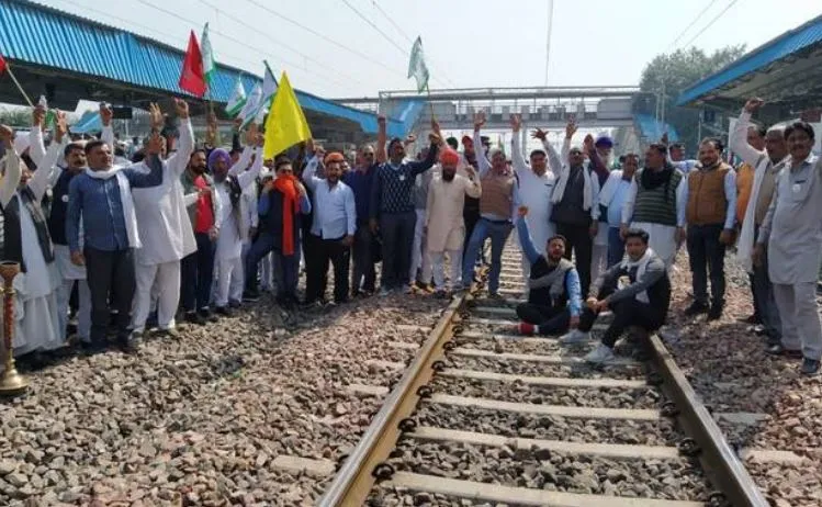 रेल रोको अभियान: किसानों ने रेल लाइन की बाधित, दिल्ली में चार मेट्रो स्टेशन बंद