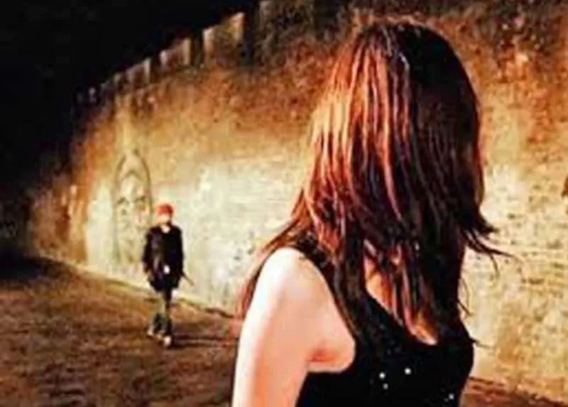 लड़की का पीछा करता था युवक, कोर्ट ने सुनाई ये सजा