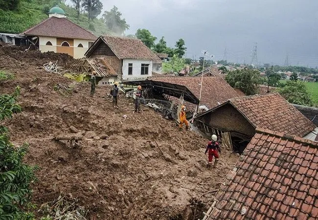 इंडोनेशिया में भारी बारिश से भूस्खलन, दो लोगों की मौत, 16 लापता