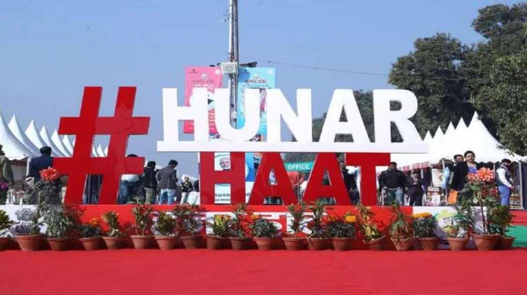 लखनऊ: हुनर हाट में बरेली के झुमके और पीलीभीत की बांसुरी ने लोगों को रिझाया