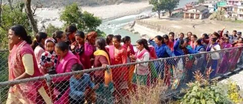 पिथौरागढ़: झूला पुल न खोले जाने से नाराज नेपाली महिलाएं, अपनी ही सरकार के खिलाफ भरी हुंकार