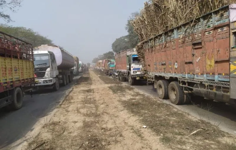 बरेली: लखनऊ हाईवे पर लगा भीषण जाम, सैकड़ों वाहन फंसे