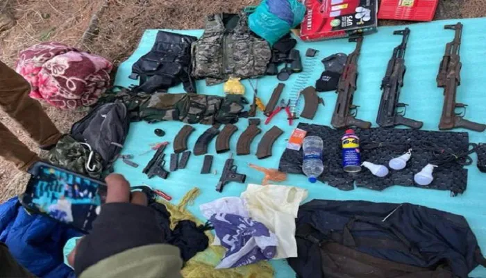 अनंतनाग में आतंकवादियों के ठिकाने का भंडाफोड़, भारी मात्रा में हथियार बरामद
