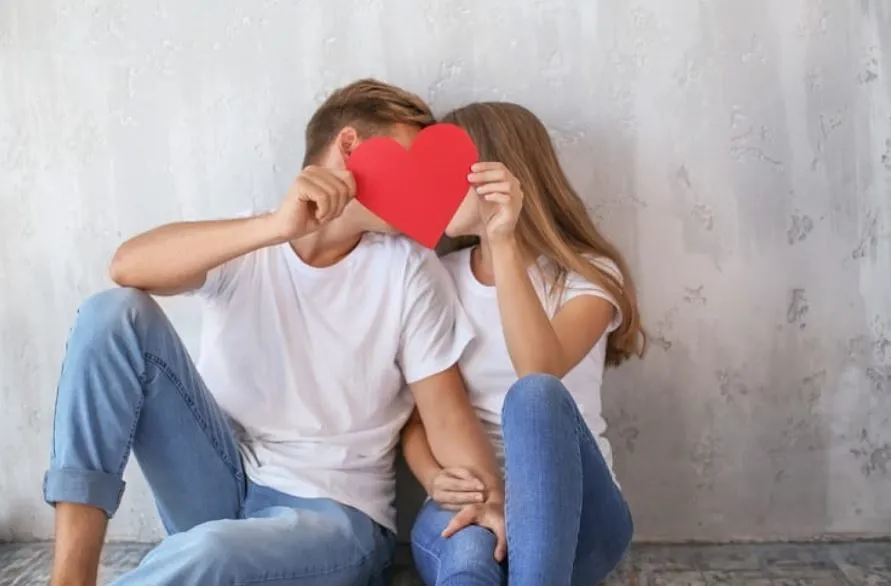 Kiss Day: दिल की बात कहने का ये अंदाज निराला है, बिना कुछ बोले लबों ने रिश्ता संभाला है